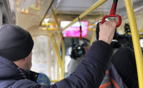 Переход на безналичный расчет в общественном транспорте оказался чрезмерно дорогостоящим