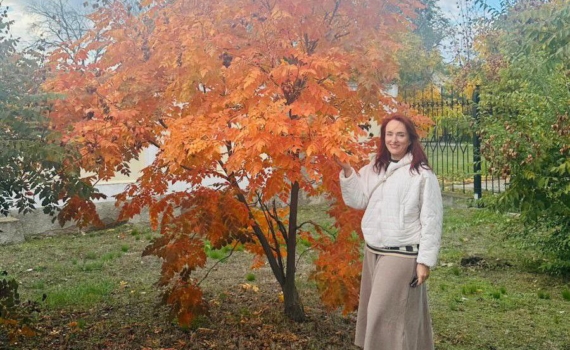 Как носить пуховик и не выглядеть спортивно? Три стильных образа — с юбкой, ботильонами и не только